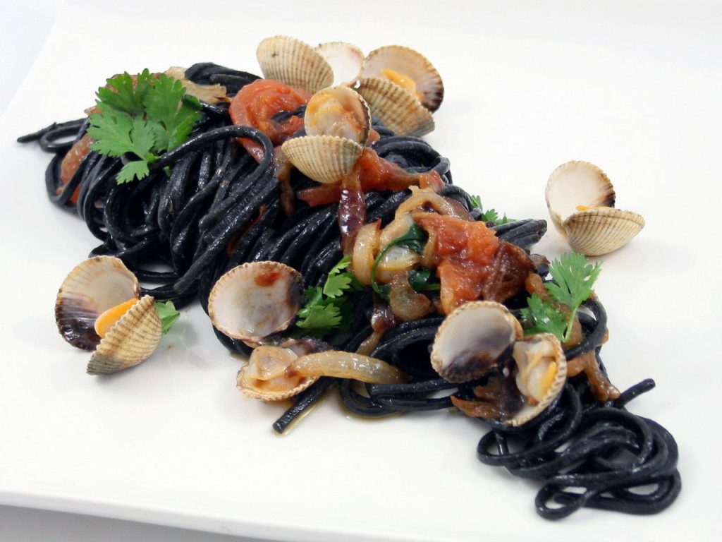 Spaghetti de tinta de calamar Sandro Desii con berberechos y cilantro ...