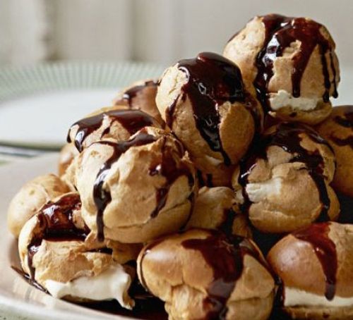 Profiteroles con nata y chocolate caliente