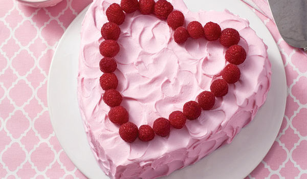 Pastel rosa con frambuesas y forma de corazón