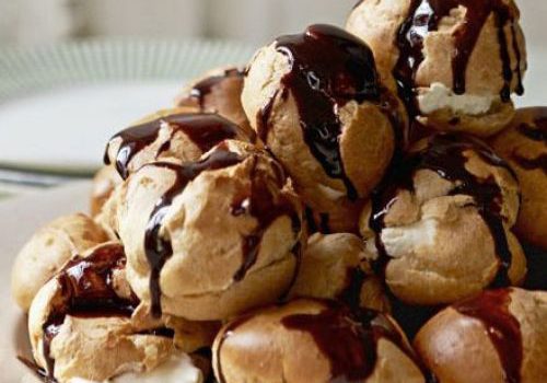 Profiteroles con nata y chocolate caliente