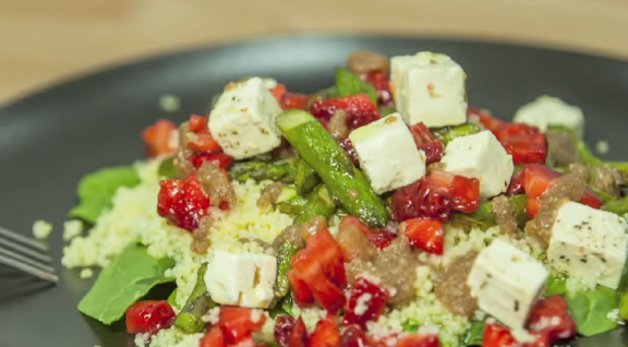 Ensalada de cuscús con espárragos, espinacas y fresas