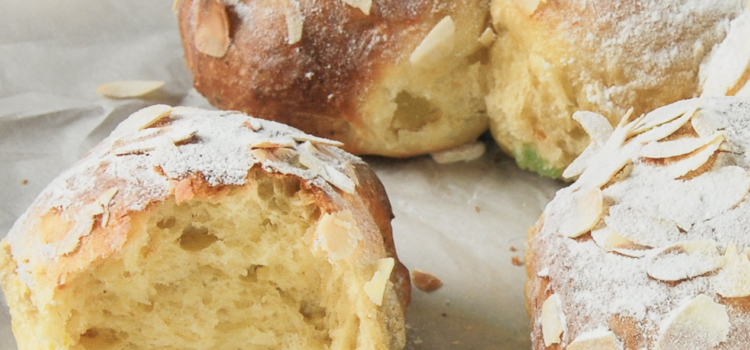 Brioche de fruta confitada y almendras